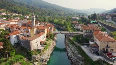 Slovenya 'daki Kanal ob Soci kasabasının havadan görünüşü. Soca Nehri üzerindeki Kanal Köprüsü ve güzel eski bir kasaba.. 