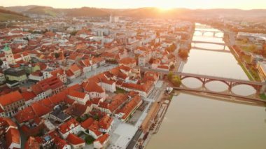Slovenya 'nın güneşli bir gününde Maribor şehir manzarası manzarası. Maribor, Slovenya 'nın ikinci büyük kentidir. Maribor Meydanı, Veba sütunlu tarihi binalar ve Drava Nehri üzerindeki köprü.