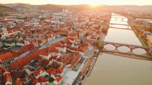 晴れた日 スロベニアのマリボル市街地を眺める マリボルはスロベニアで2番目に大きな都市です ペストのコラム 歴史的な建物 ドラヴァ川に架かる橋を備えたマリボル メイン広場 — ストック動画