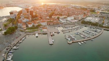 Koper kasabasının gündoğumunda ufuk çizgisi, Adriyatik deniz kıyısı, Istria bölgesi, Slovenya. Hava aracı görüntüsü. Koper şehrinin güzel sabah manzarası