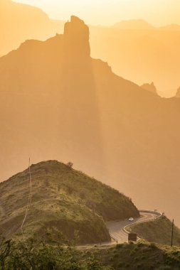 Gün batımında Roque Nublo kutsal dağının silueti, Roque Nublo Kırsal Parkı, Gran Kanarya Adaları, İspanya