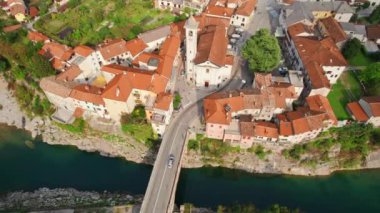 Slovenya 'daki Kanal ob Soci kasabasının havadan görünüşü. Soca Nehri üzerindeki Kanal Köprüsü ve güzel eski bir kasaba.. 