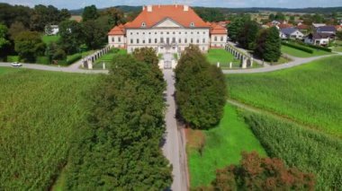 Slovenya 'nın Ptuj kentindeki tarihi Dornava Malikanesi. Hava görüntüsü. Slovenya 'daki en önemli barok mimari eserlerinden biri..
