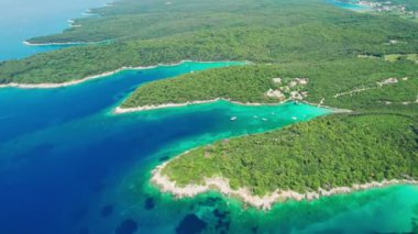 Hırvatistan 'ın Dalmaçya bölgesinde cennet gibi turkuaz deniz suyu koyları olan Rab Adası' nın hava manzaralı güzel sahili. Paradisiacal körfezlere demirlemiş yelkenliler ve vahşi plajlar. Üst görüntü görüntülerini uçur
