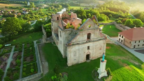 Luftaufnahme Der Ruinen Des Unbeschuhten Karmeliterklosters Zagorz Bei Sonnenuntergang Podkarpackie — Stockvideo