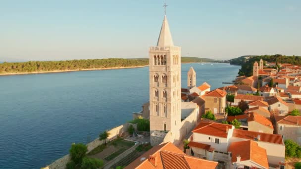 クロアチアの日の出の間 ラブ島のラブの町の街の風景 大聖堂の鐘楼 タワー付きの歴史的な市内中心部の空中ビュー クロアチアのダルマチア地方ラブ島の有名な町 — ストック動画