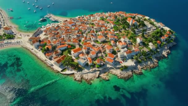 位于克罗地亚亚得里亚海的普里莫斯滕风景如画的小镇的空中景观 克罗地亚中世纪的普里莫斯滕市附近地中海沿岸的Idyllic海滩 暑假旅游目的地 — 图库视频影像