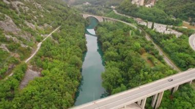 Slovenya 'nın batısındaki Nova Gorica yakınlarındaki Soca Nehri üzerindeki Solkan karayolu köprüsü ve Solkan tren köprüsü. Solkan tren köprüsü dünyanın en uzun taş kemer demiryolu köprüsü olarak bilinir. Hava aracı görünümü