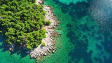 Adriyatik Denizi 'nin güzel suları Hırvatistan' da inanılmaz mavi ve turkuaz renklerle. Kristal berrak deniz suyuyla kayalık sahilin yukarıdan aşağı görüntüsü..