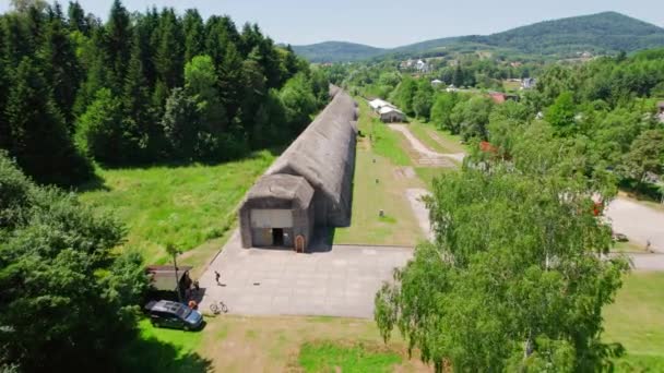 ポーランド第二次世界大戦中にヒトラー自身の指揮列車のために建てられたステピナ トレイン バンカーの空中視界 — ストック動画