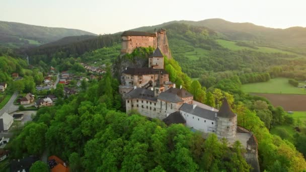 Vista Aérea Castelo Orava Nascer Sol Eslováquia Castelo Medieval Oravsky — Vídeo de Stock