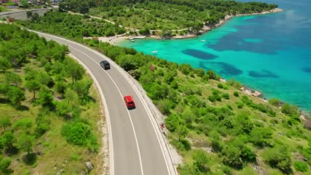 在克罗地亚亚得里亚海沿岸的一个美丽的小海滩的空中图片 揭示了一个在青绿色的海湾的田园诗般的白色沙滩的无人驾驶照片 旅行度假概念 — 图库视频影像