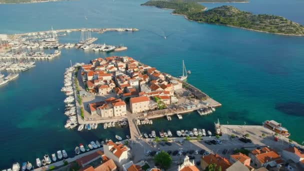 克罗地亚达尔马提亚地区 一个位于亚得里亚海小岛上的旧城 日出时分 中世纪Tribunj古城美丽的晨景 — 图库视频影像