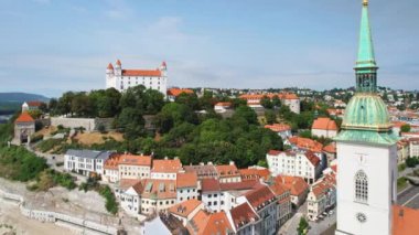 Bratislava şehri yazın, Slovakya. Güneşli bir günde Bratislavsky Hrad kalesi, St. Martin Katedrali ve Tuna Nehri üzerindeki köprüsü ile Slovakya başkentinin havadan görünüşü