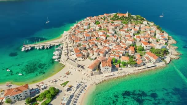 位于克罗地亚亚得里亚海的普里莫斯滕风景如画的小镇的空中景观 克罗地亚中世纪的普里莫斯滕市附近地中海沿岸的Idyllic海滩 暑假旅游目的地 — 图库视频影像