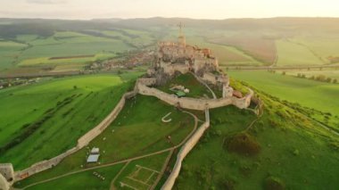 Spis kalesinin gündoğumunda hava görüntüsü, Unesco Dünya Mirası Bölgesi, Slovakya. Spissky Hrad ortaçağ kalesi. Slovakya 'nın Spisske Podhradie kasabasındaki Yedek Kale. Drone yörünge atışı