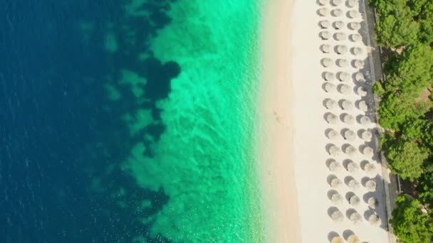 Güneşli Şemsiyeleri Turkuaz Deniz Suyu Olan Cennet Gibi Beyaz Kumlu — Stok video