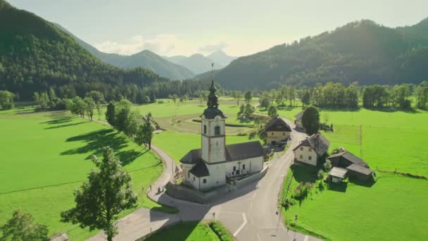 Παραδοσιακή Σλοβενική Εκκλησία Του Αγίου Ανδρέα Στην Κοιλάδα Ravenska Kocna — Αρχείο Βίντεο