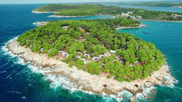 在克罗地亚伊斯特拉地区浦拉附近的亚得里亚海岩石海岸上 鸟瞰着美丽的半岛和一个露营地 家庭假期 在克罗地亚开车回家的假日旅行 — 图库视频影像