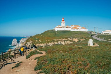 Cabo da Roca, Portekiz - 1 Nisan 2022: Deniz feneri ve Atlantik Okyanusu üzerindeki uçurumlar, anakara Portekiz ve kıta Avrupa 'nın en batı sınırı.