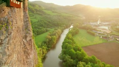 Slovakya 'da güneş doğarken Orava kalesinin hava görüntüsü. Orava Nehri kıyısındaki yüksek ve sarp kayalıklarda Ortaçağ Oravsky Hrad kalesi