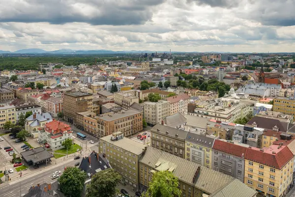 Yazın Ostrava şehri Çek Cumhuriyeti 'nin Ostrava Nova Radnice belediye binasından görüldü..