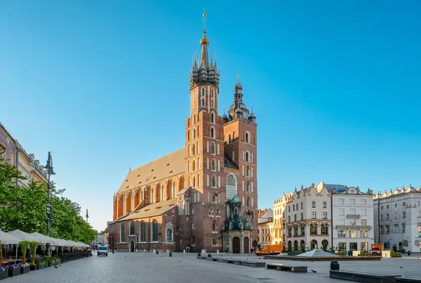 位于波兰克拉科夫的主市场广场上的圣玛丽大教堂 波兰克拉科夫市中心的晨景 没有人的Rynek广场 免版税图库照片