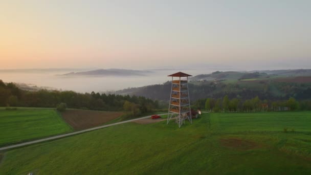 Schöne Luftaufnahme Eines Aussichtsturms Den Sommerbergen Bei Sonnenuntergang Der Woiwodschaft — Stockvideo