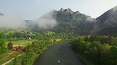 Yazın Pieniny, Polonya 'daki Trzy Korony Dağı' nın hava manzarası. Slovakya 'da sabah sisi ve dağ nehri ile üç Crown manzarası - Polonya sınırı