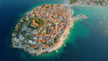 Hırvatistan 'ın Adriyatik Denizi' ndeki Primosten kasabasının hava manzarası. Hırvatistan 'ın ortaçağ Primosten kenti yakınlarında Akdeniz kıyısındaki Idyllic plajı. Yaz tatilleri için seyahat yeri