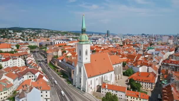 布拉迪斯拉发城市景观夏季 斯洛伐克 阳光普照下的斯洛伐克首都城市与布拉迪斯拉发城堡 圣马丁大教堂和多瑙河大桥的空中景观 — 图库视频影像