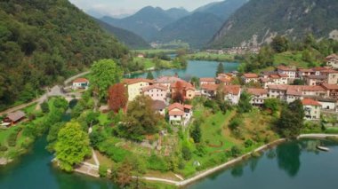 Slovenya 'daki Kanal ob Soci kasabasının havadan görünüşü. Soca Nehri üzerindeki Kanal Köprüsü ve güzel eski bir kasaba..