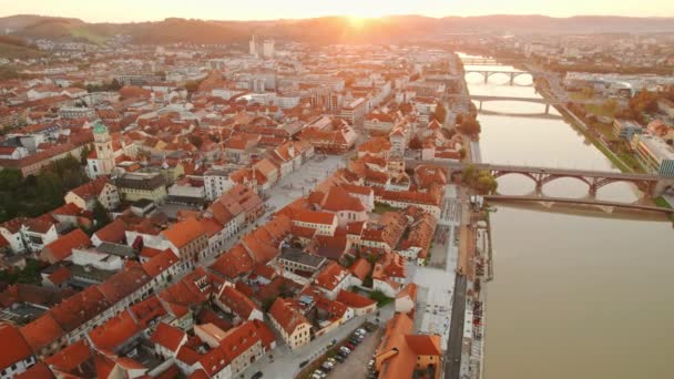 スロベニアの日の出のマリボル市民の風景 マリボルはスロベニアで2番目に大きな都市です ペストのコラム 歴史的な建物 ドラヴァ川に架かる橋を備えたマリボル メイン広場 — ストック動画