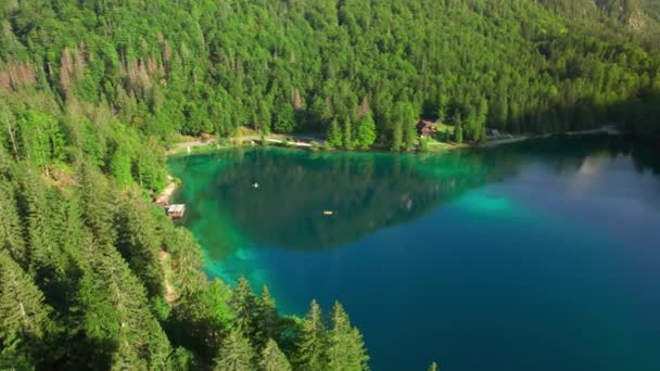 Letecký Pohled Fusine Lake Mount Mangart Pozadí Přírodní Park Fusine — Stock video