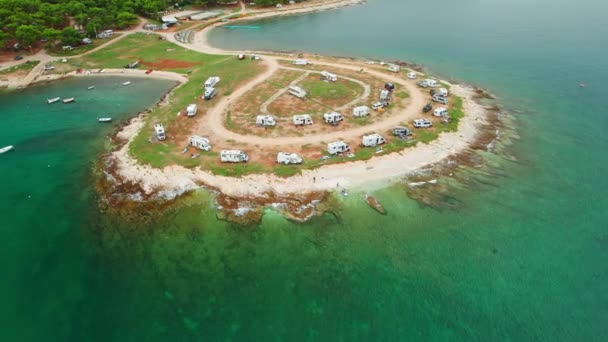 在克罗地亚Istria地区Pula附近的亚得里亚海岩石海岸 用停放的汽车停放在营地的空中照片 家庭度假旅游旅行车 乘车回家度假旅行 商用车度假 — 图库视频影像