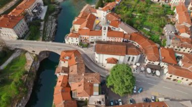 Slovenya 'daki Kanal ob Soci kasabasının havadan görünüşü. Soca Nehri üzerindeki Kanal Köprüsü ve güzel eski bir kasaba.. 