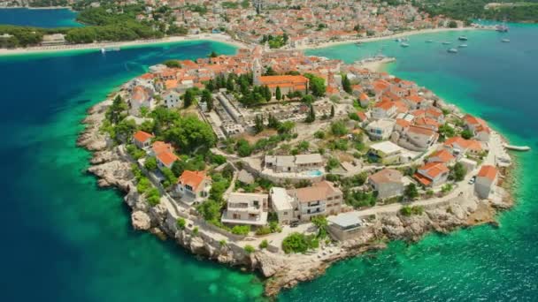 Vista Aérea Pintoresca Ciudad Primosten Mar Adriático Croacia Playa Idílica — Vídeo de stock