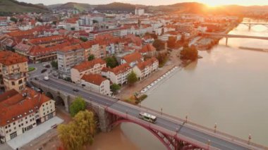 Maribor şehir manzarası hava manzarası güneş doğarken, Slovenya. Maribor, Slovenya 'nın ikinci büyük kentidir. Maribor Meydanı, Veba sütunlu tarihi binalar ve Drava Nehri üzerindeki köprü.