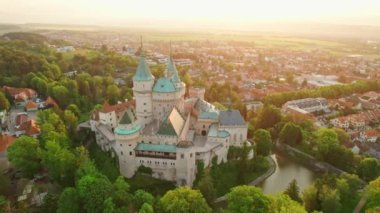 Bojnice Ortaçağ Kalesi 'nin havadan görünüşü, Slovakya' daki UNESCO miras alanı. Bojnice, Slovakya 'da gündoğumunda romantik bir şato. Drone yörünge atışı