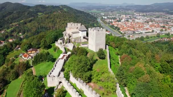 在斯洛文尼亚的Celjski Grad城堡 塞莱市的中世纪古堡 斯洛文尼亚Julian Alps山脉Lasko山谷的中世纪防御工事和Celje镇的空中景观 — 图库视频影像