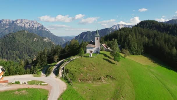 Luftaufnahme Der Wunderschönen Slowenischen Alpenlandschaft Mit Dem Kleinen Sveti Duh — Stockvideo