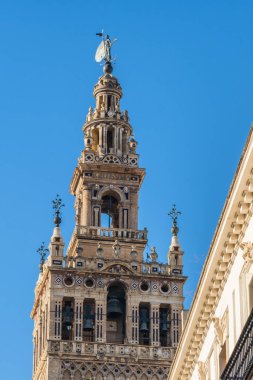 La Giralda, Sevilla Katedrali Sevilla, İspanya. Tarihi kule ve geleneksel Endülüs mimarisi.