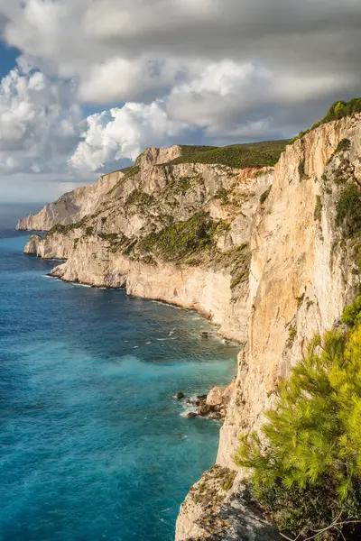 Yunanistan 'da yüksek uçurumlar ve turkuaz deniz suyuyla güzel bir Zakynthos adası manzarası. Yunanistan 'daki Zante adasının seyahat hedefi.