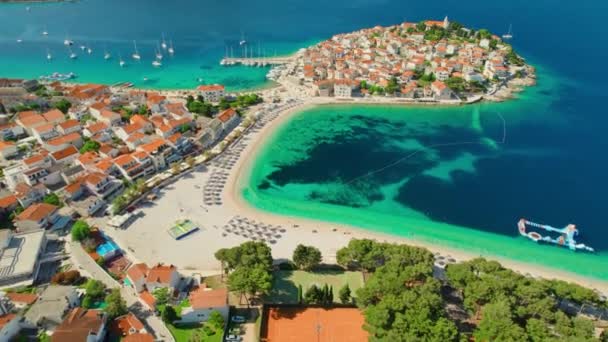 Вид Воздуха Живописный Город Примоштен Адриатическое Море Хорватия Пляж Идич — стоковое видео