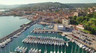 Ana meydanı, katedrali ve İtalya 'nın Trieste kentindeki Muggia şatosunun havadan görünüşü. İtalya 'da Trieste yakınlarında tarihi Muggia kıyı kasabası.