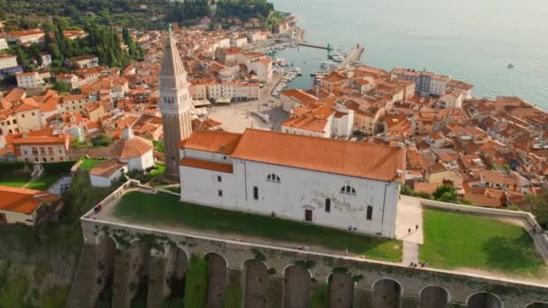Luftaufnahme Der Altstadt Von Piran Mit Der Pfarrkirche Georges Dem — Stockvideo