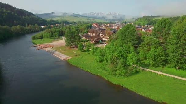 Flygfoto Över Byn Sromowce Nizne Med Tatrabergen Bakgrunden Pieniny National — Stockvideo