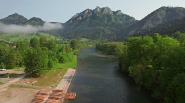 Yazın Pieniny, Polonya 'daki Trzy Korony Dağı' nın hava manzarası. Slovakya 'da sabah sisi ve dağ nehri ile üç Crown manzarası - Polonya sınırı