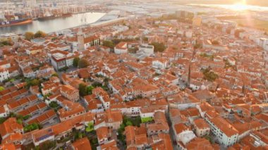Koper kasabasının gündoğumunda ufuk çizgisi, Adriyatik deniz kıyısı, Istria bölgesi, Slovenya. Hava aracı görüntüsü. Koper şehrinin güzel sabah manzarası