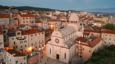 Hırvatistan 'ın Dalmaçya kentinin Sibenik kentindeki Saint James Katedrali' nin hava manzarası. Hırvatistan 'ın ünlü tarihi ve turistik kasabası. UNESCO Dünya Mirasları Listesi.